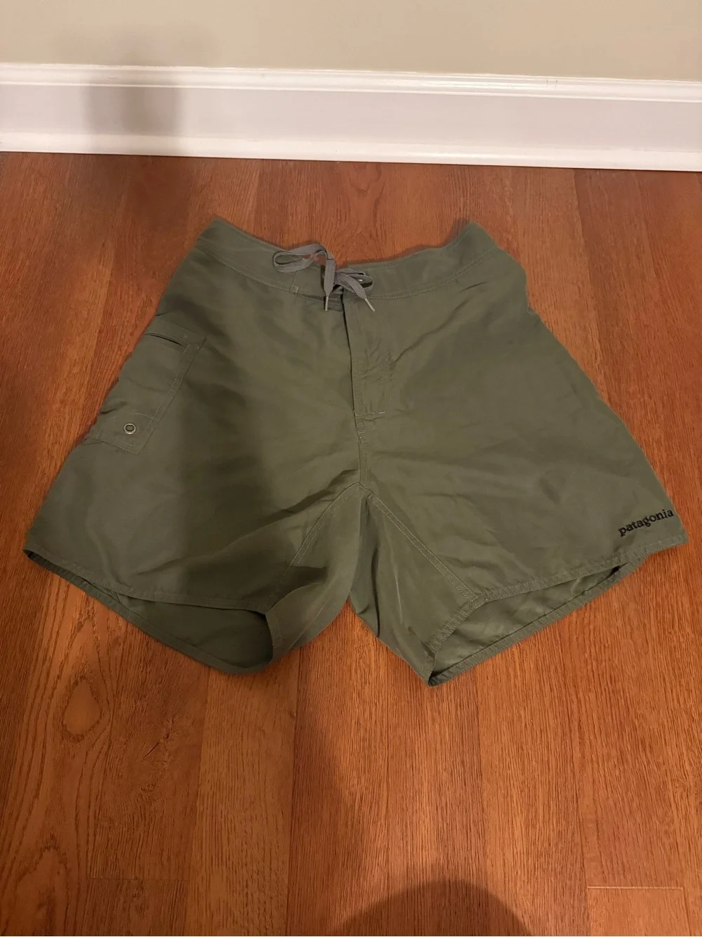 Patagonia Mens 32 Olive Green Wavefarer Boardshorts Swim Trunks Cargo Pocket
